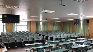 花都保利小学学生课桌椅图片